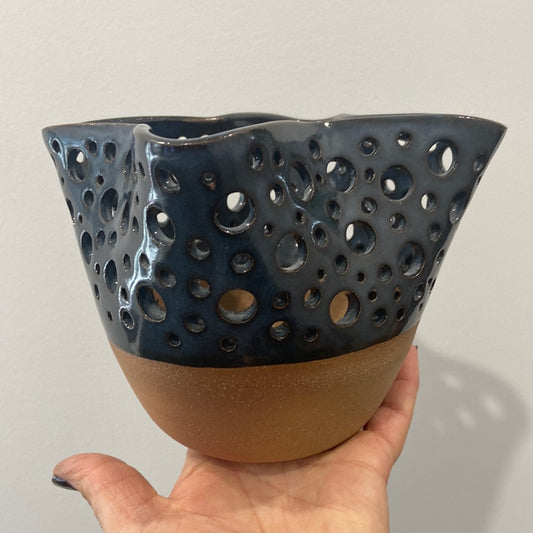 Blue lace pot