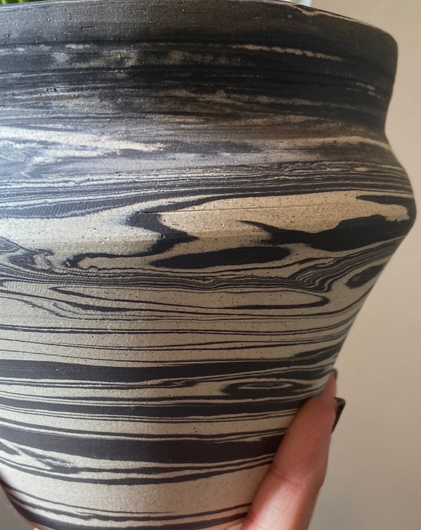 Black swirl planter